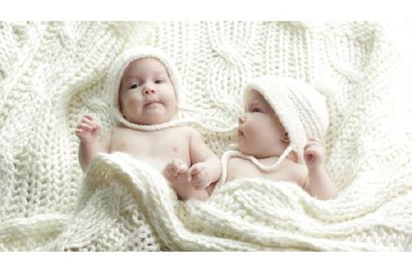 Haruskah Anak Kembar Dibelikan Barang yang Sama?