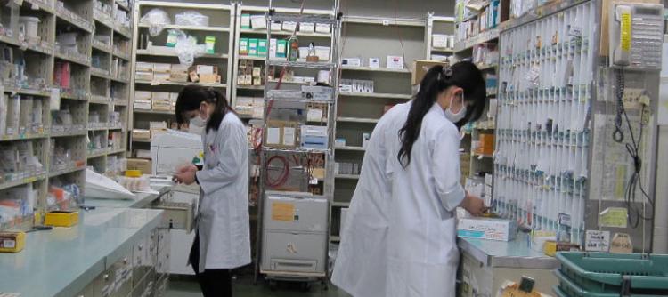 Latar Belakang Profesi Farmasi (Apoteker)