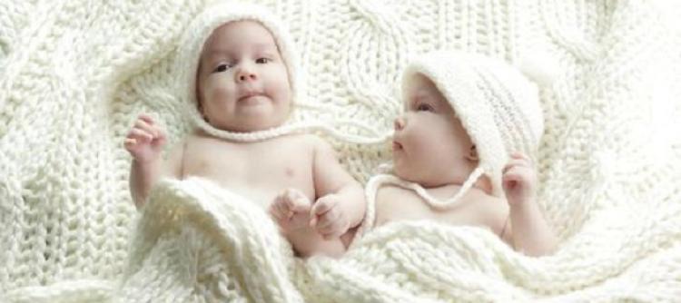 Haruskah Anak Kembar Dibelikan Barang yang Sama?